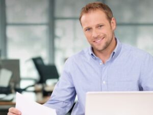 Mitarbeiter technische Dokumentation an Arbeitsplatz